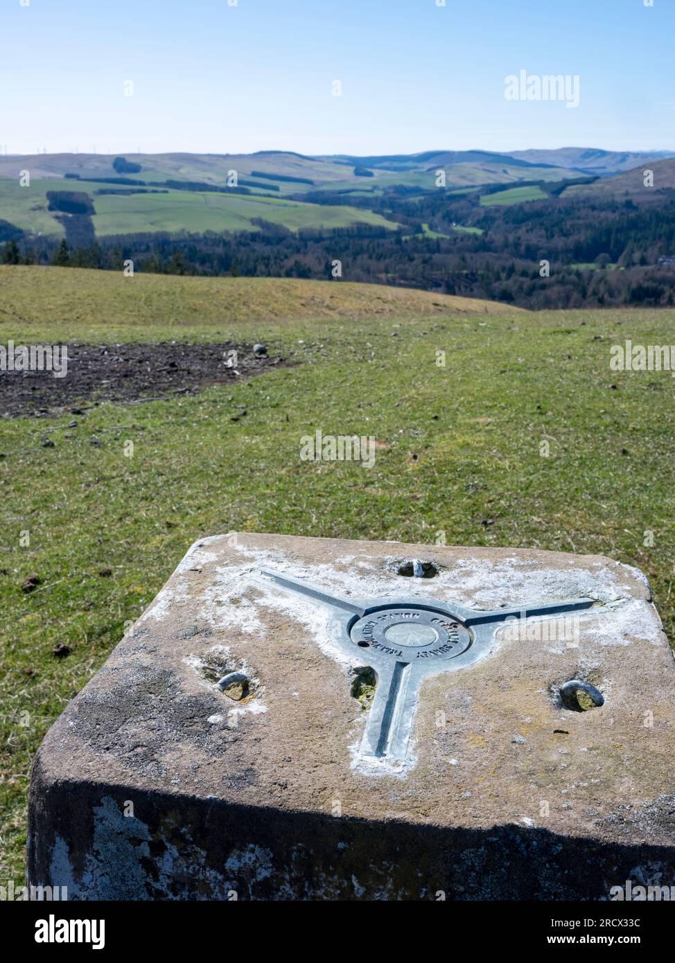 Vista ravvicinata della cima del trig point in cima alla passeggiata nella Philiphaugh Estate. Selkirk Foto Stock