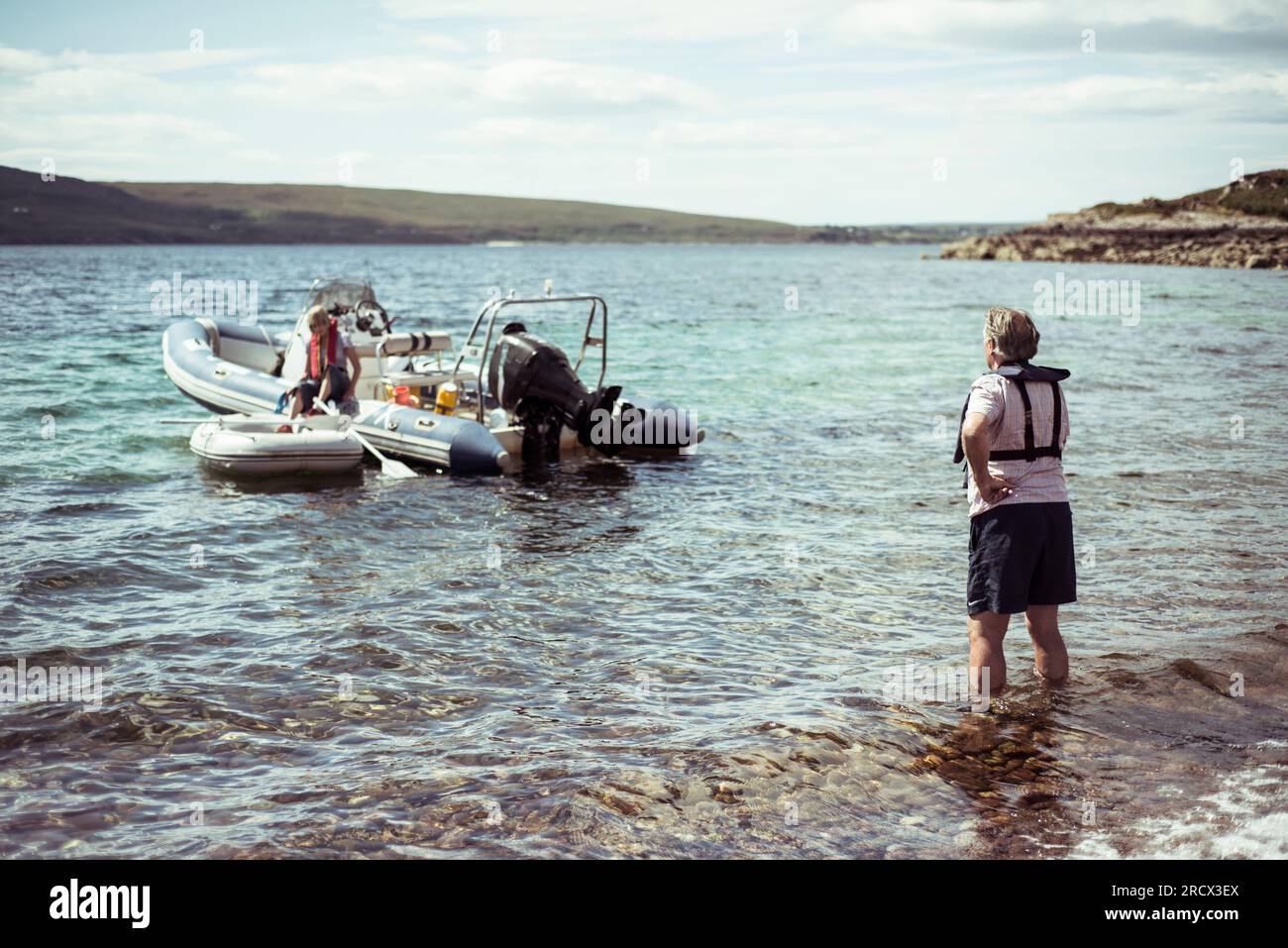 La Mann in pensione si immerge nell'acqua per andare in motoscafo Foto Stock