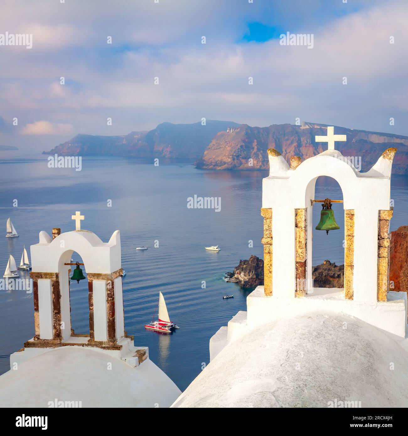 Santorini, Grecia. Arco a campana bianco e vista mare blu con barche. Composizione concettuale della famosa architettura dell'isola di Santorini. Santorini mi Foto Stock