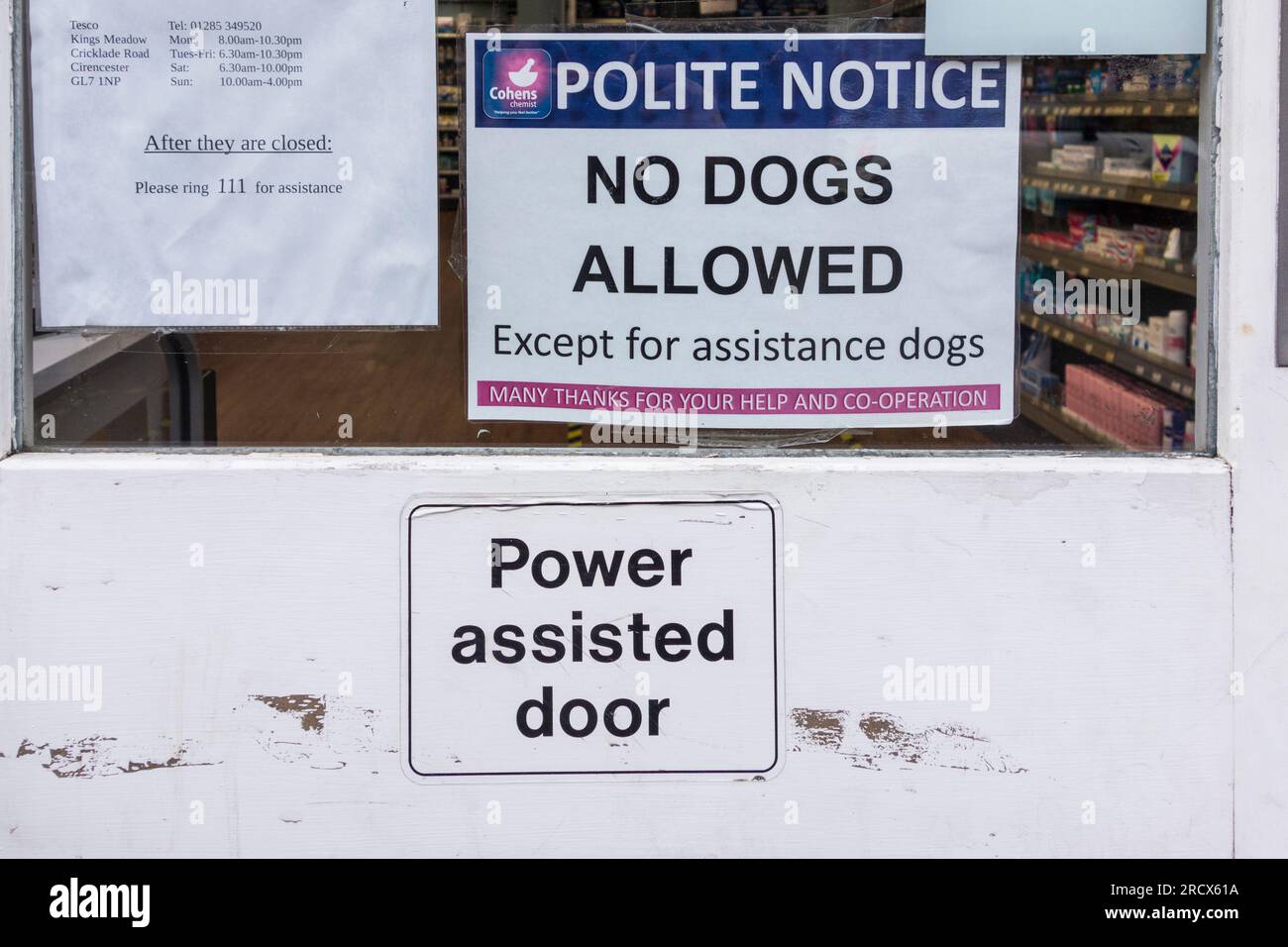 Cartello "non sono ammessi cani" sulla porta d'ingresso della farmacia, Tetbury, Gloucestershire, Regno Unito Foto Stock