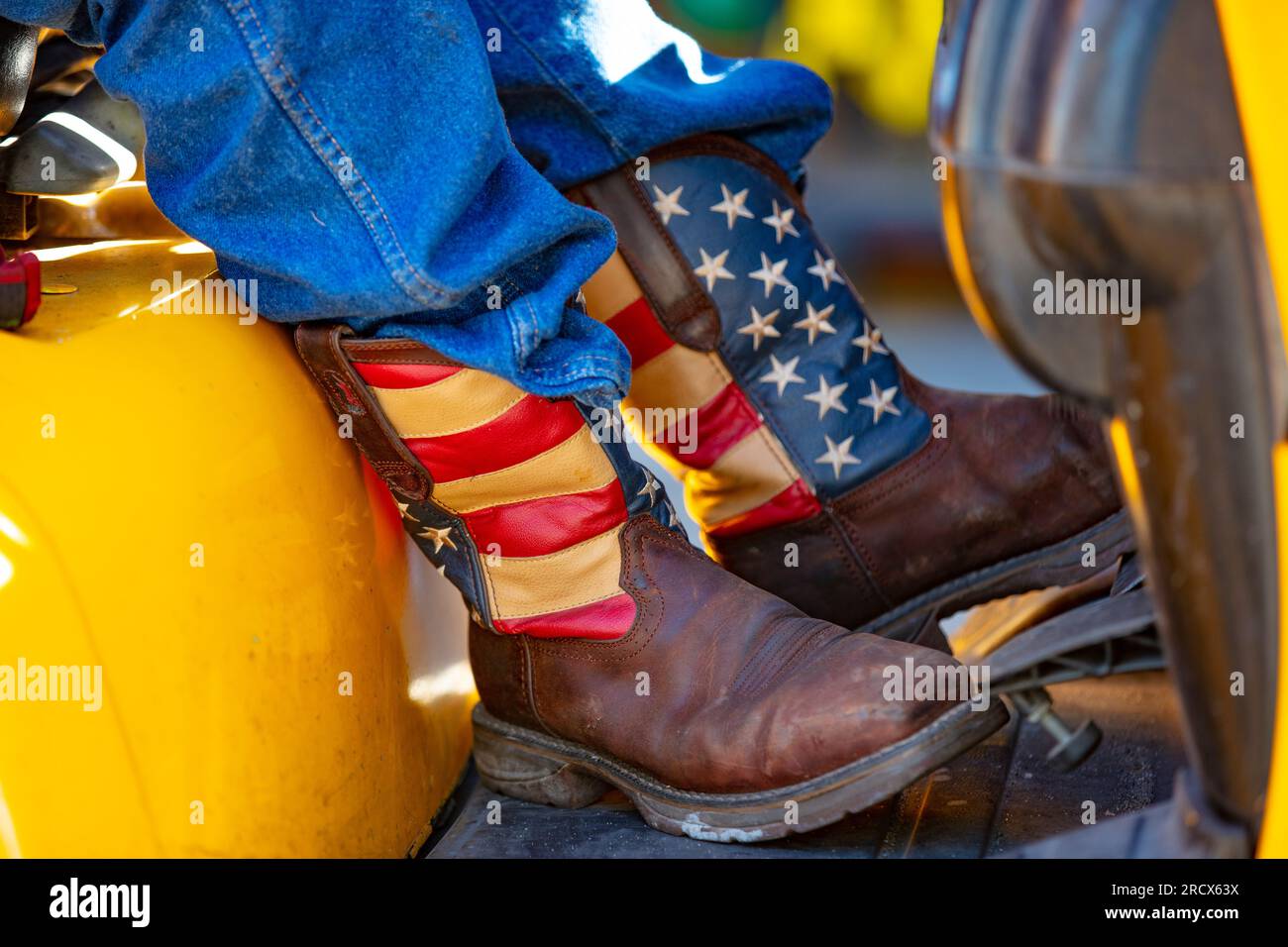 Bandiera USA sulle scarpe che guidano il carrello elevatore Foto Stock