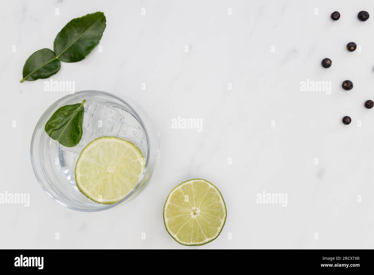 Cocktail gin tonic in vetro su fondo di marmo bianco Foto Stock