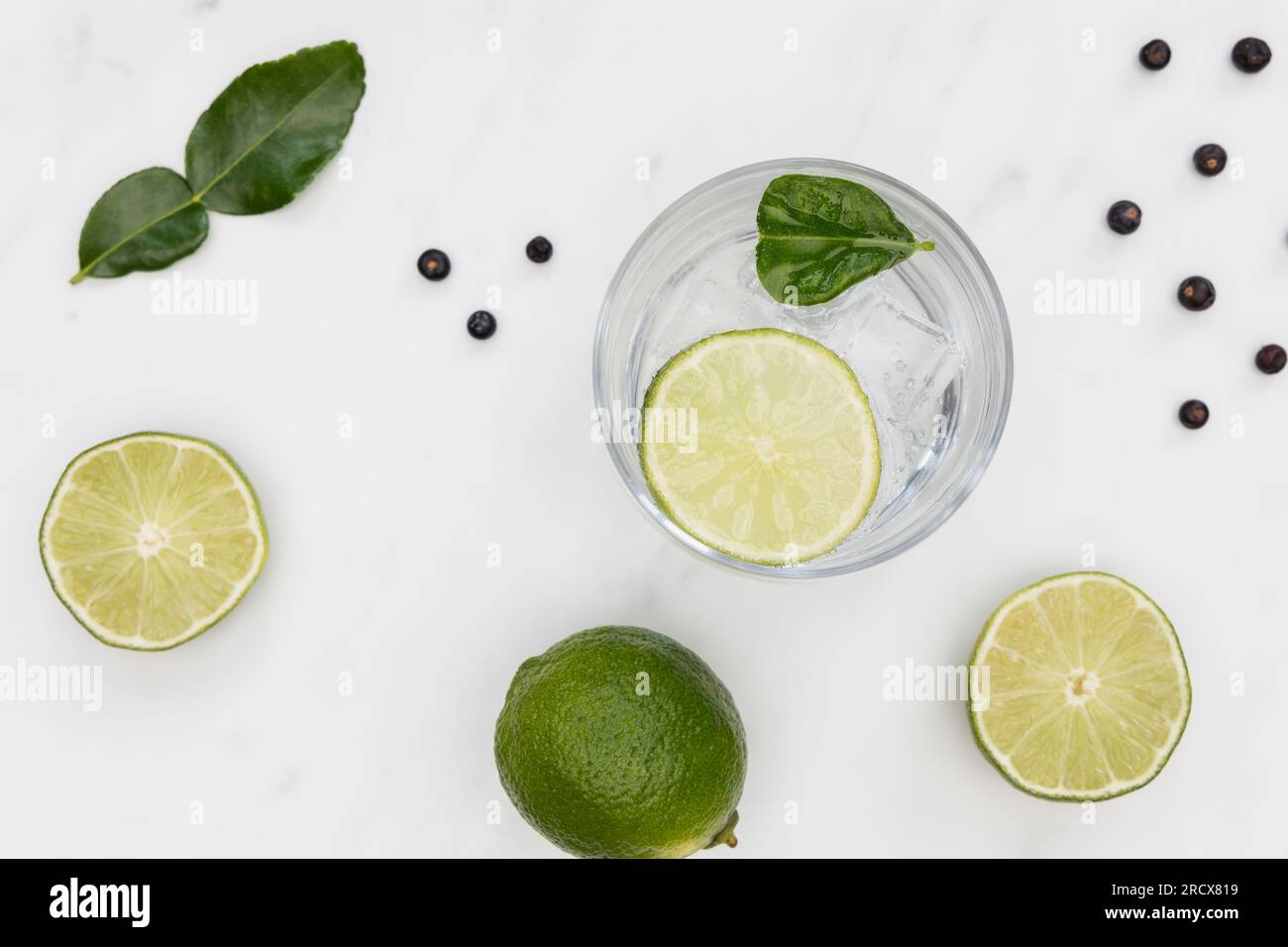 Cocktail gin tonic in vetro su fondo di marmo bianco Foto Stock
