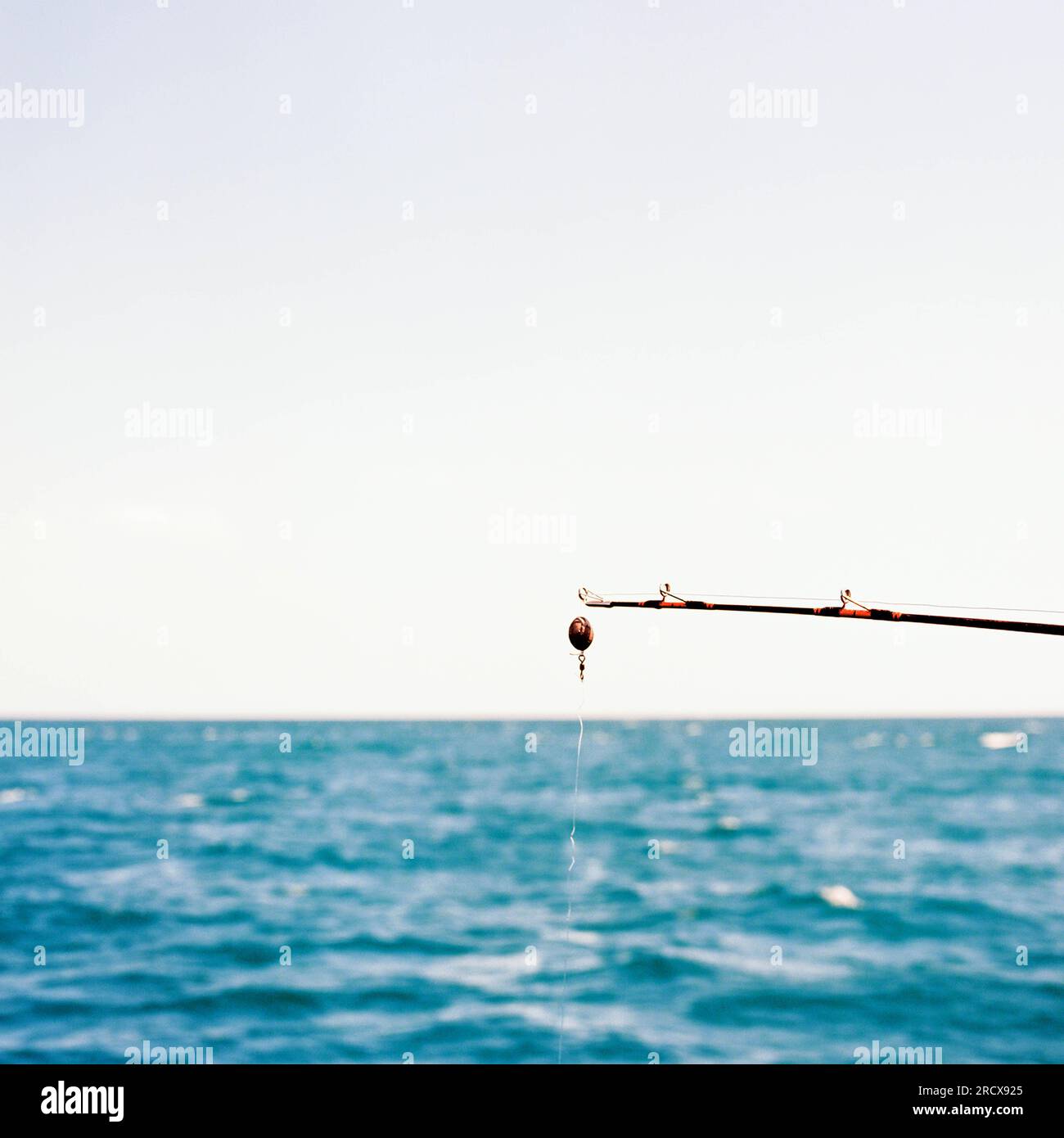 Canna da pesca e Oceano Atlantico su Ektar 100 Foto Stock