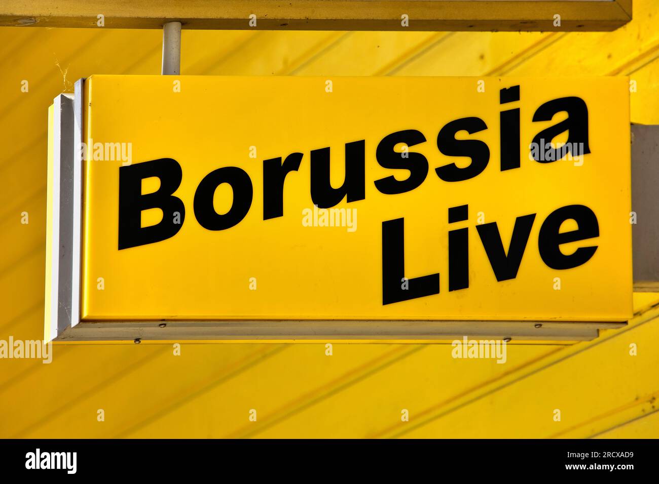 Cartello nero e giallo "Borussia Live" al pub Ratschaenke, le partite del Borussia Dortmund sono mostrate in diretta qui, Germania, Renania settentrionale-Vestfalia, Ruhr Foto Stock