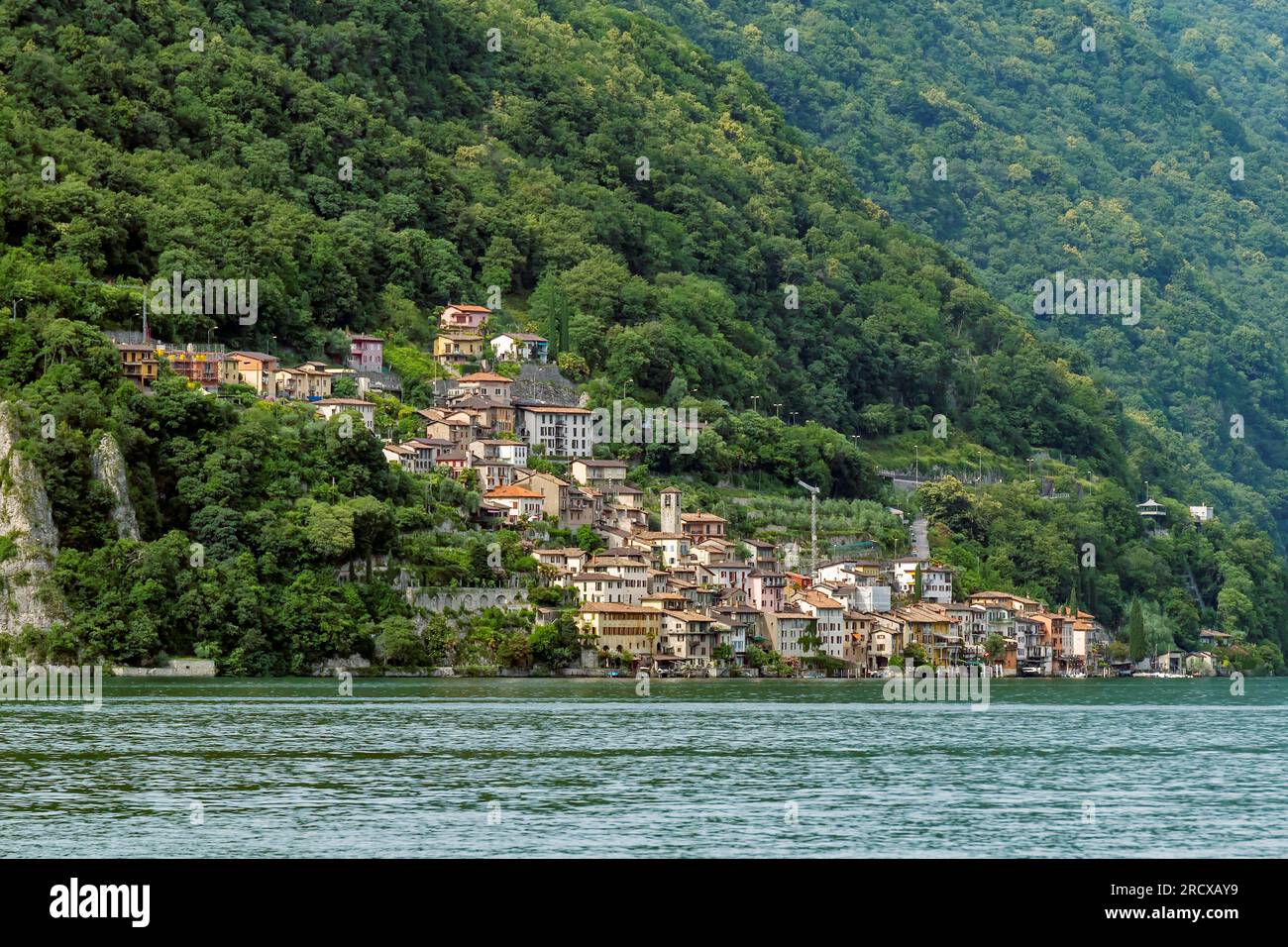 Vista panoramica di Gandria, Lugano, Svizzera, con luce nel tardo pomeriggio Foto Stock
