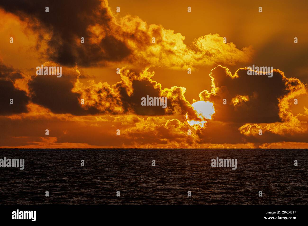 Tramonto con Cumulus Clouds sull'Oceano Pacifico, USA, Hawaii, Maui, Kihei Foto Stock