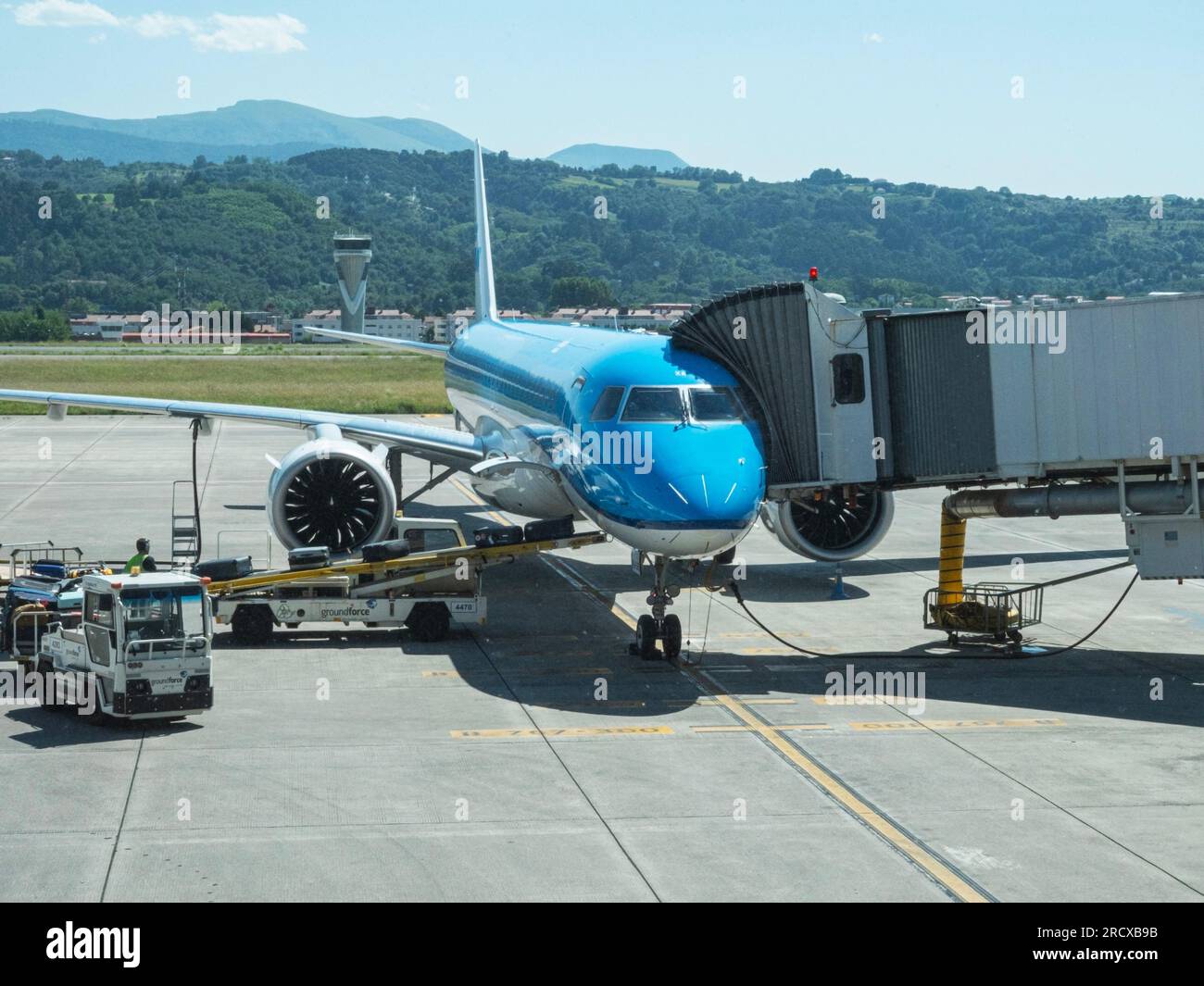 Aereo all'aeroporto con ponte passeggeri collegato al terminal dell'aeroporto tramite ponte jet. San Sebastian, Spagna - 14 luglio. 2023. Foto Stock