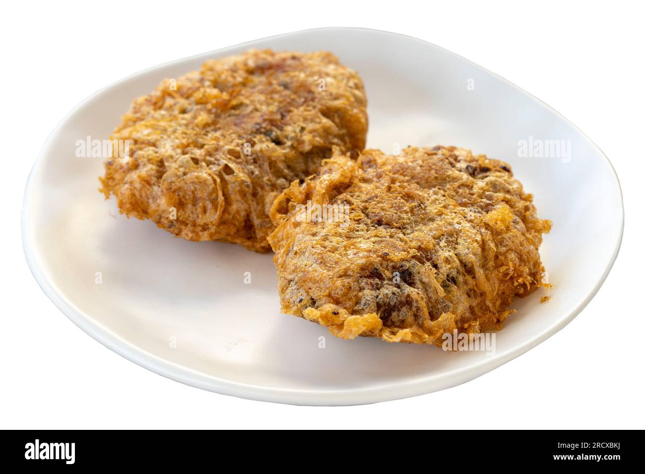 Polpette di stile turco isolate su sfondo bianco. Prelibatezze della cucina turca. Polpette fritte nel pangrattato. Nome locale Kadin Budu Kofte o donne Foto Stock