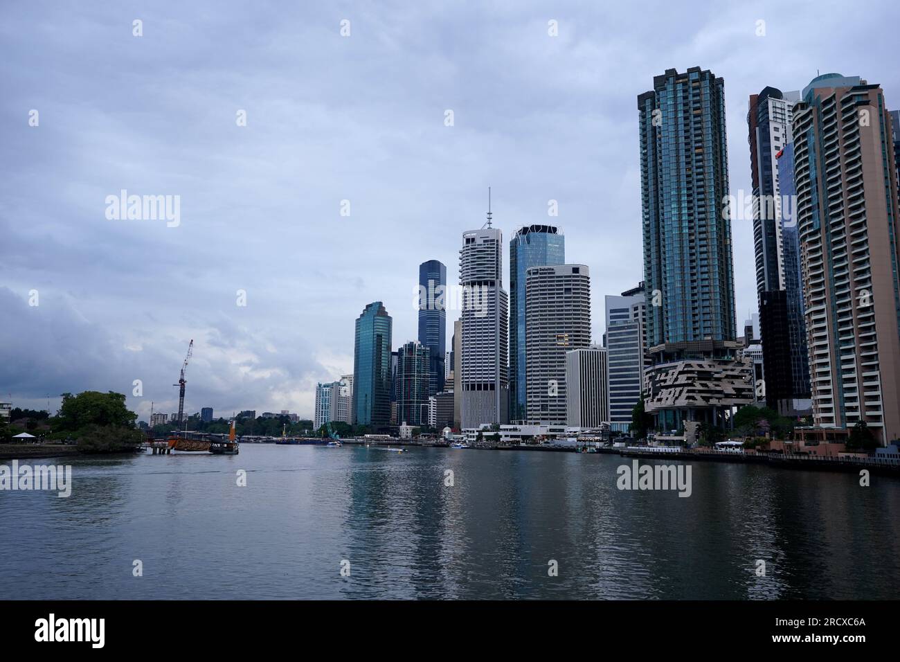 Una visione generale dello skyline della città di Brisbane, in Australia, in vista della Coppa del mondo femminile FIFA 2023, che avrà inizio il 20 luglio, ospitata congiuntamente da Australia e nuova Zelanda. Data immagine: Lunedì 17 luglio 2023. Guarda la storia della PA SOCCER World Cup Women. Il credito fotografico dovrebbe essere: Zac Goodwin/PA Wire. RESTRIZIONI: L'uso è soggetto a restrizioni. Solo per uso editoriale, nessun uso commerciale senza previo consenso del titolare dei diritti. Foto Stock