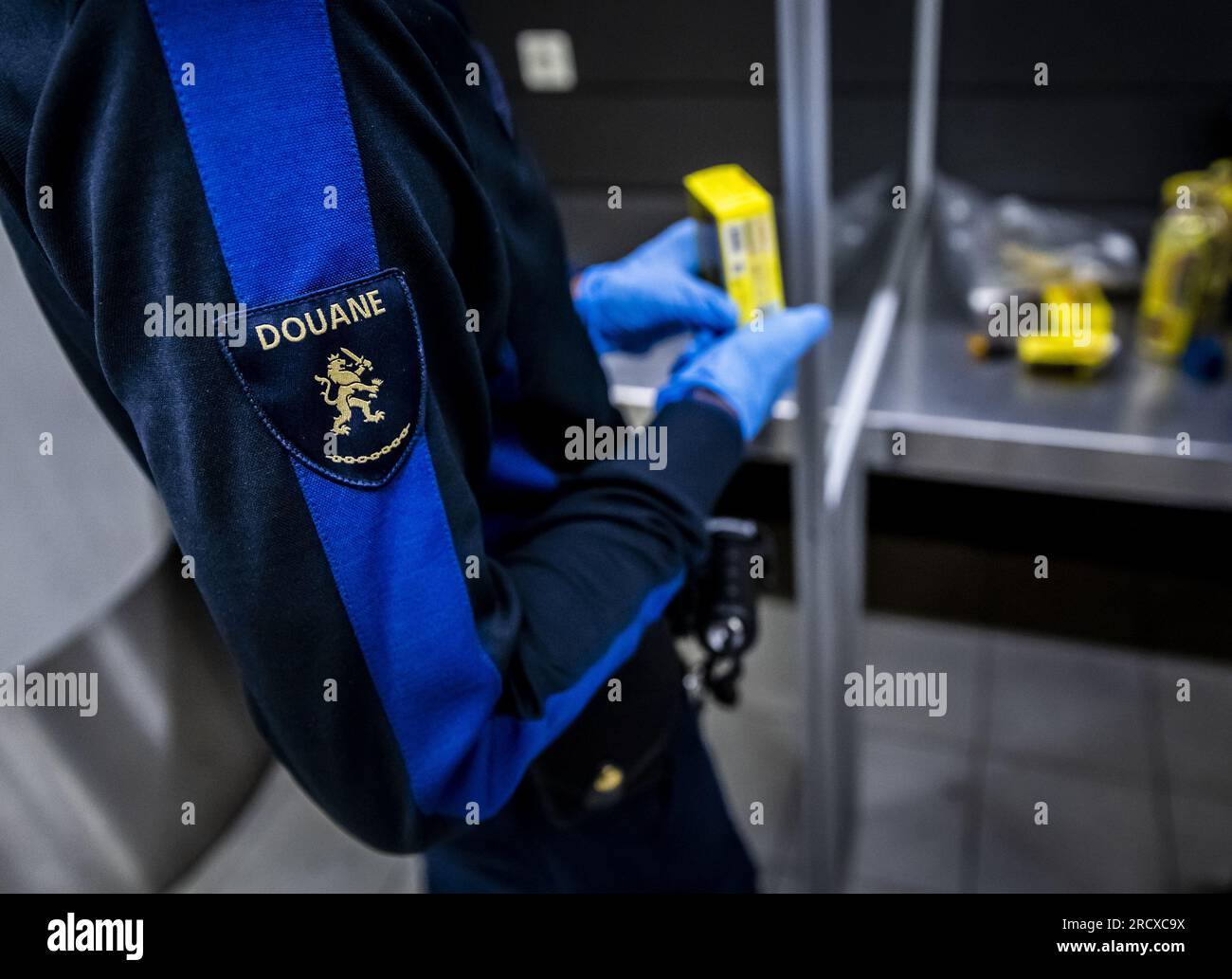 SCHIPHOL - Un funzionario doganale ispeziona una valigia all'aeroporto di Schiphol. ANP REMKO DE WAAL netherlands Out - belgium Out Foto Stock