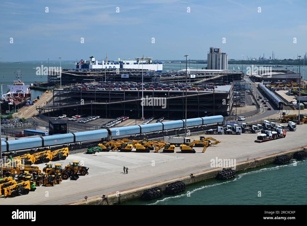 Un treno portaerei e JCB gialli sul molo di Southampton. Foto Stock