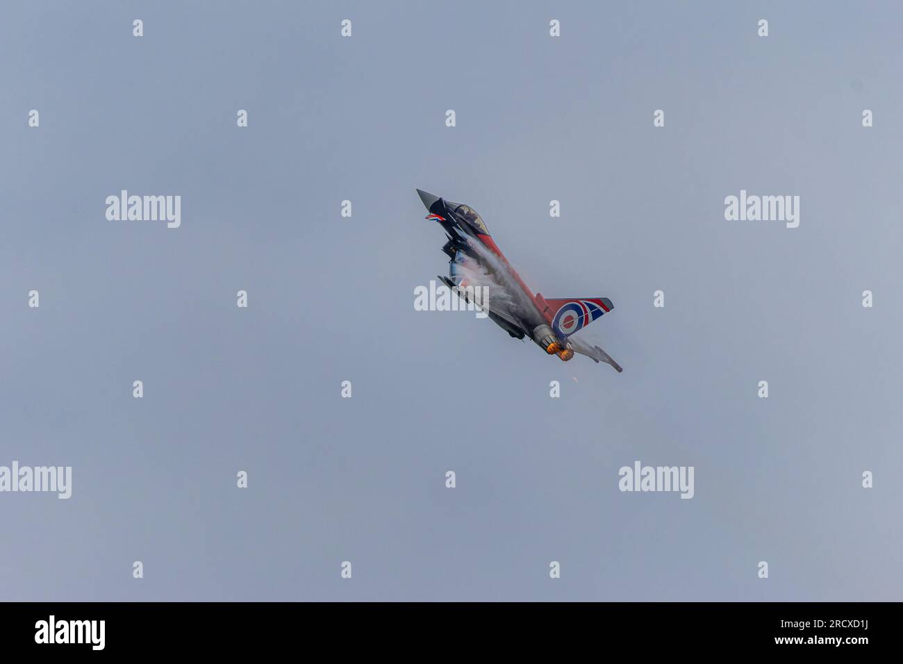 RAF Typhoon vola in aria RAF FAIRFORD, INGHILTERRA IN immagini DA CORSA scattate ieri domenica 16 luglio mostrano aerei della seconda Guerra Mondiale e più moderni Foto Stock