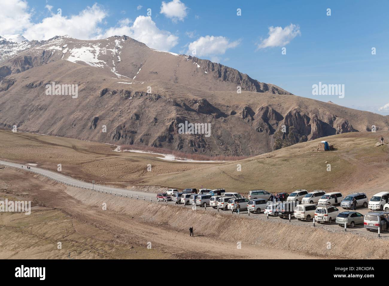 Stepantsminda, Georgia - 1° maggio 2019: Vista su Stepantsminda in una giornata di sole, paesaggio montano georgiano con auto parcheggiate Foto Stock