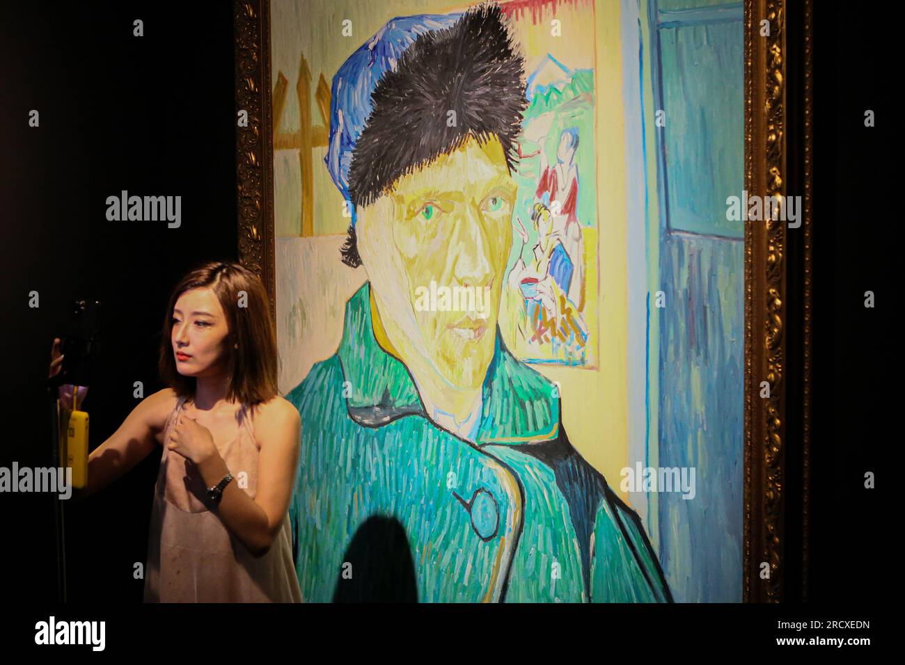 (230717) -- SHANGHAI, 17 luglio 2023 (Xinhua) -- Una donna posa per una foto durante la mostra immersiva "Van Gogh Alive: The Experience" al World Expo Museum di notte a Shanghai, Cina orientale, 16 luglio 2023. Il World Expo Museum di Shanghai della Cina orientale estende i suoi orari di apertura ogni venerdì, sabato, domenica e festivi dal 12 maggio al 10 settembre 2023. La mostra immersiva "Van Gogh Alive: The Experience" è aperta anche di notte, creando un'esperienza coinvolgente attraverso esposizioni multimediali di quasi 3.000 opere, manoscritti e lettere di Van Gogh. Durante le ore notturne, il museo o. Foto Stock