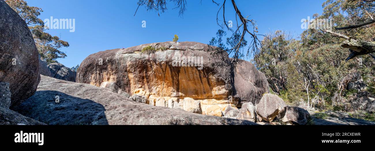 Formazioni rocciose di granito e massi, Underground Creek, Girraween National Park, Queensland sud-orientale, Australia Foto Stock