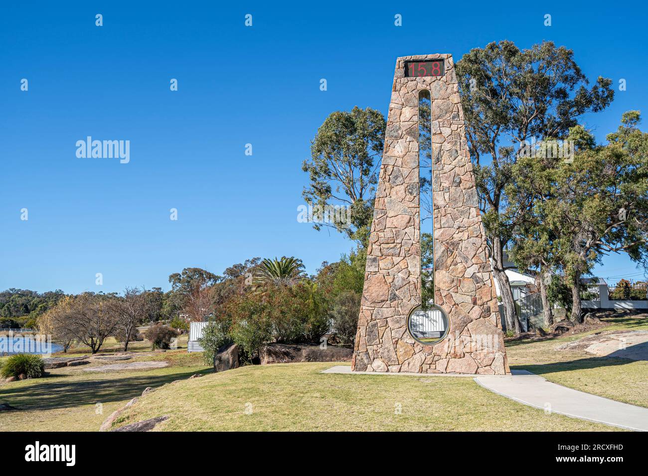 Il grande termometro sulle rive di Quart Pot Creek, Stanthorpe, Queensland, Australia Foto Stock