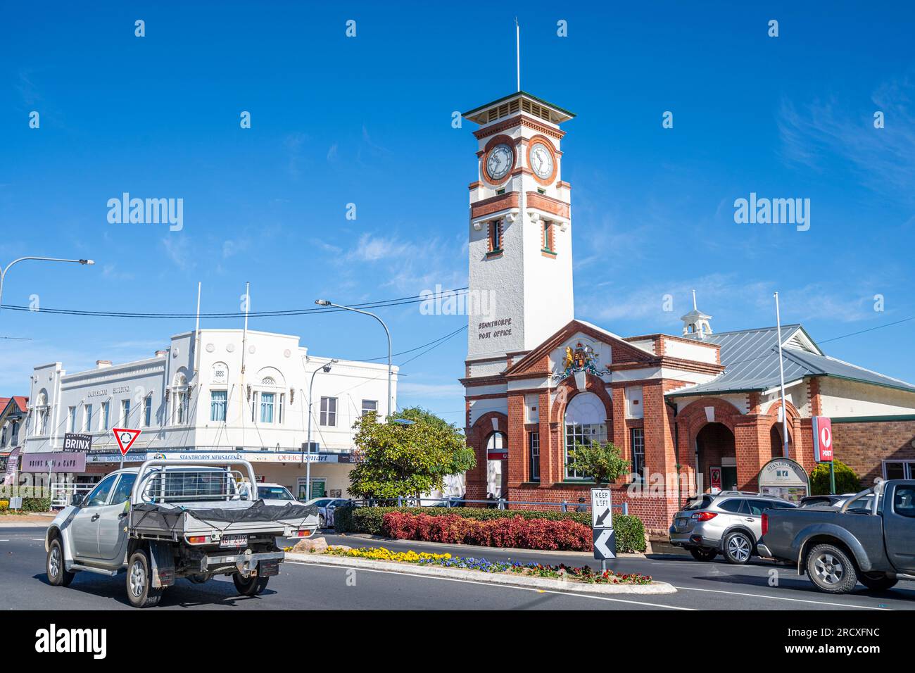 Ufficio postale con torre dell'orologio nella strada principale di Stanthorpe, Queensland, Australia Foto Stock