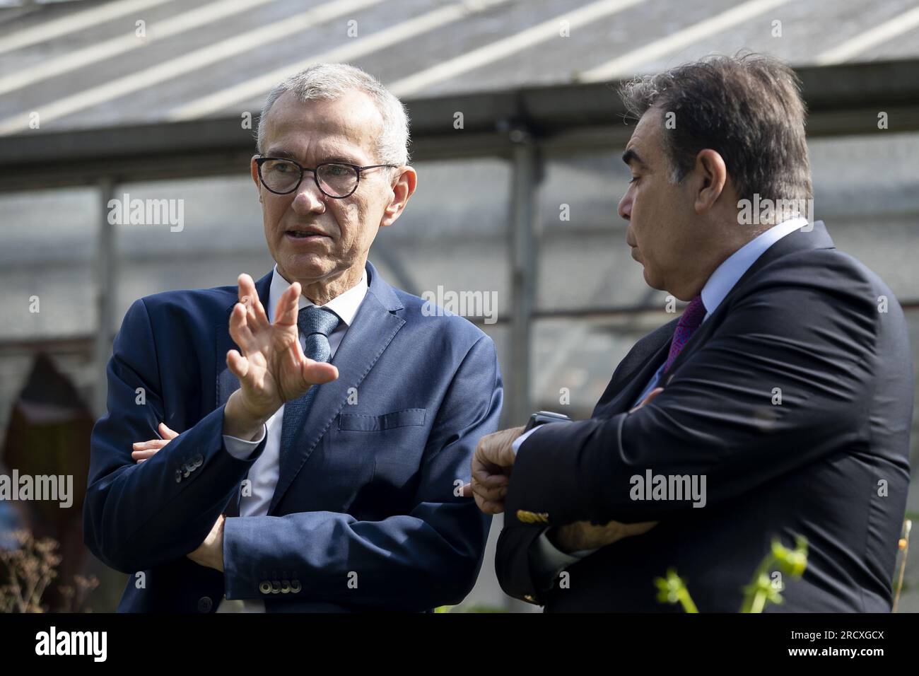 Il vice primo ministro e il ministro della sanità pubblica e degli affari sociali Frank Vandenbroucke e il Commissario europeo, il vicepresidente greco Margaritis Schinas, raffigurato durante una visita al Centro di assistenza psichiatrica pubblica di Geel, lunedì 17 luglio 2023. Il 7 giugno la Commissione europea ha proposto un nuovo approccio intersettoriale ai problemi di salute mentale. Le persone sono al centro di questa strategia e reintegrare nella società le persone con problemi di salute mentale è uno dei suoi principi guida. Il centro di Geel è famoso in tutto il mondo per l'assistenza infermieristica familiare, una forma di affidamento in cui una famiglia si prende cura di una persona Foto Stock