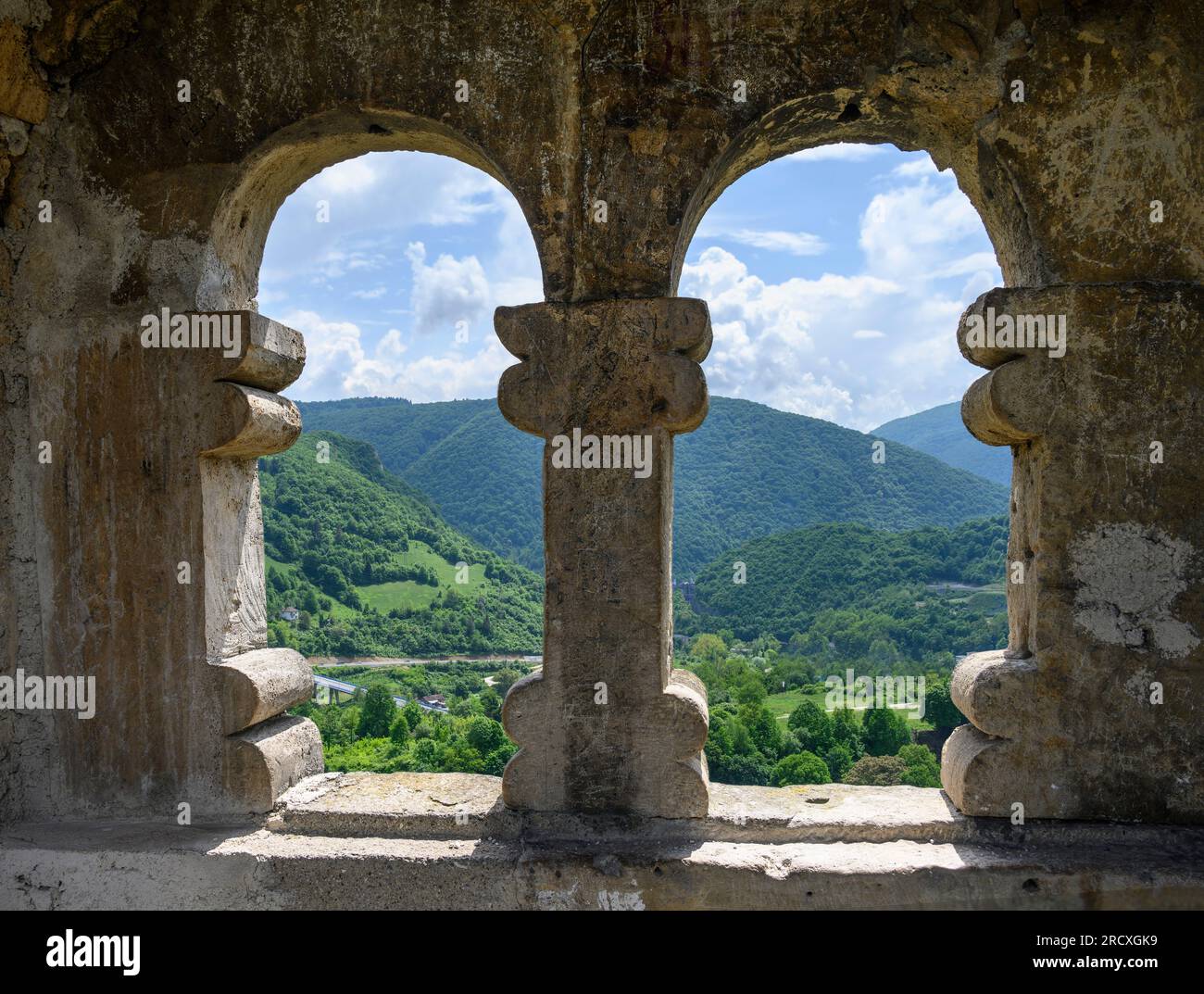 La campagna bosniaca vista attraverso una finestra del castello nella città vecchia di Jajce, Bosnia-Erzegovina centrale, penisola balcanica, Europa orientale. Foto Stock