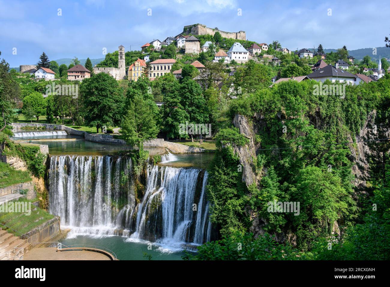 Guardando la cascata Pliva a Jajce con la città sullo sfondo. Bosnia-Erzegovina centrale, penisola balcanica, Europa orientale. Foto Stock