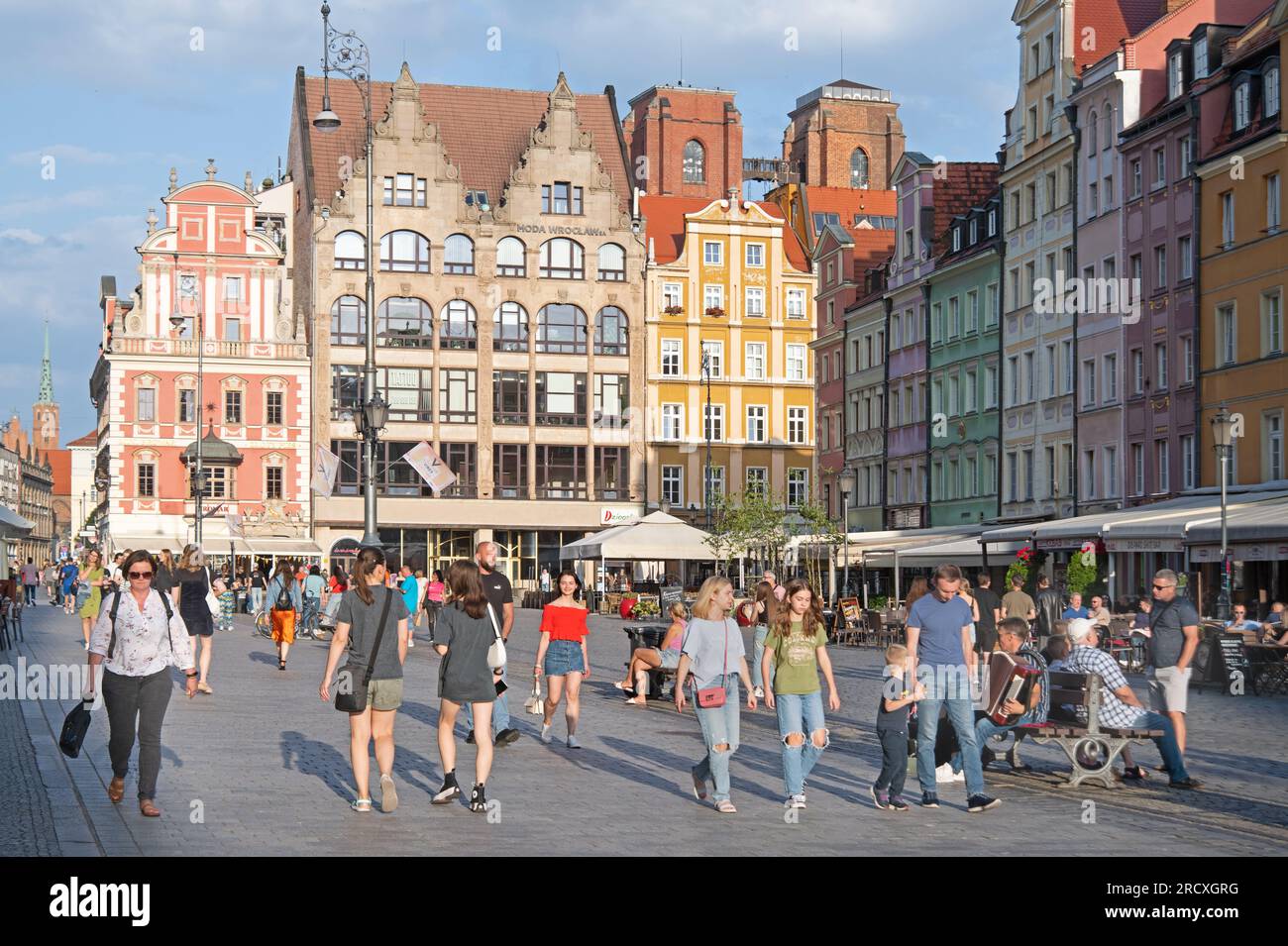Gente nella piazza, alla luce della sera, Breslavia Foto Stock