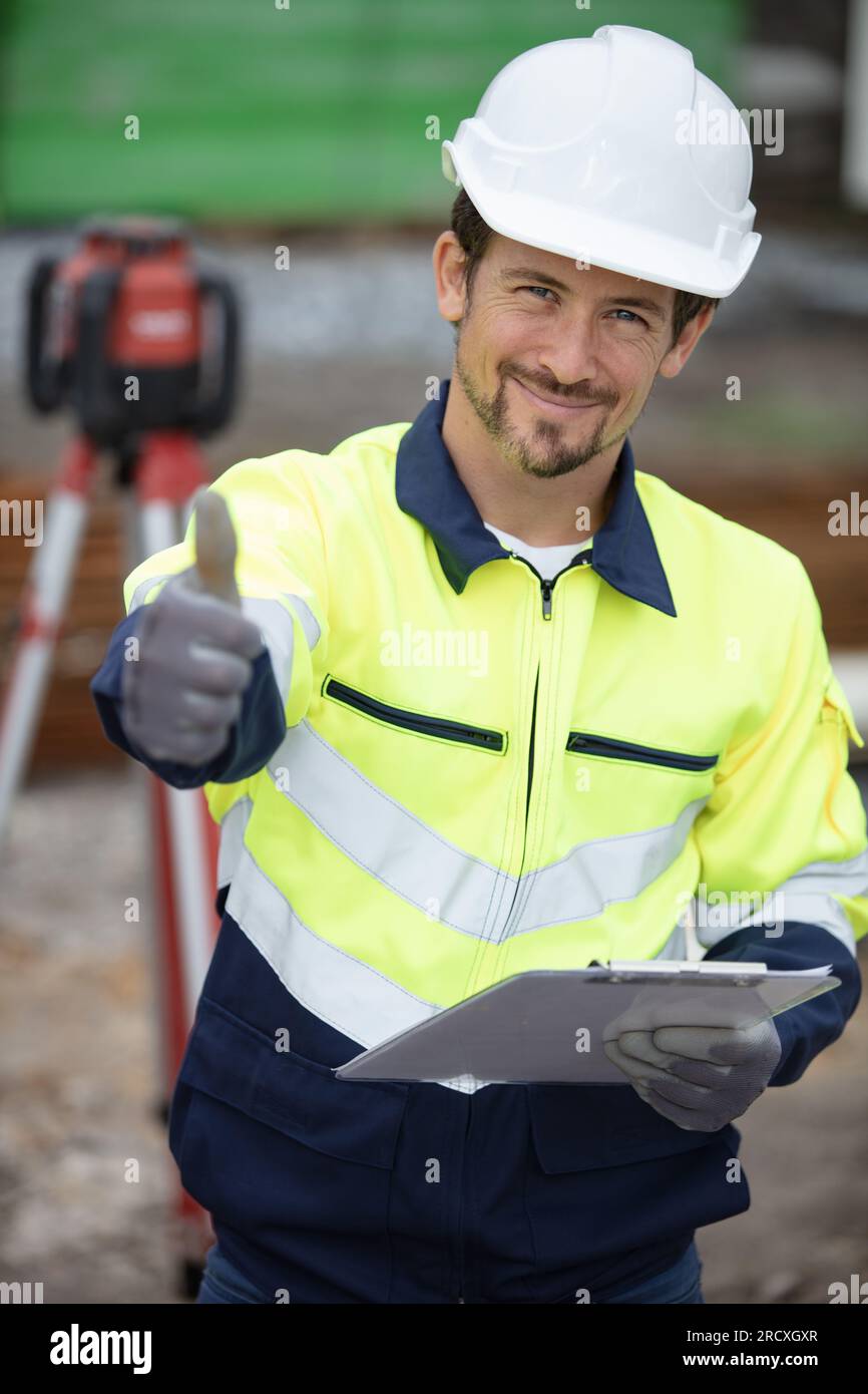 lavoratore di costruzione gesturing pollici su Foto Stock