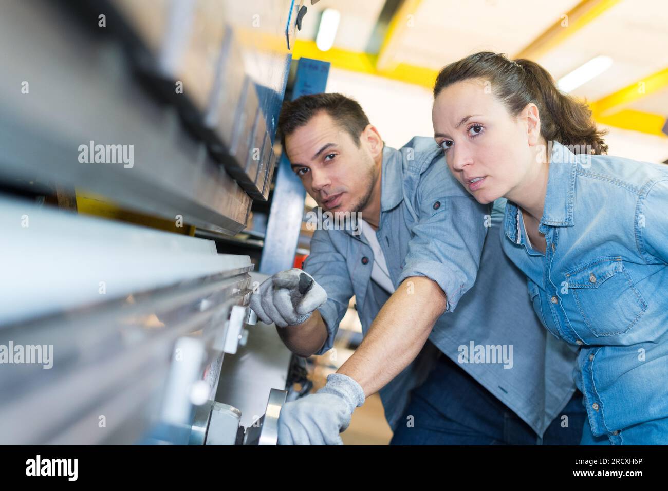 due operatori di macchine Foto Stock