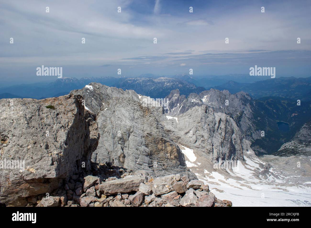 Panorama di imponenti montagne alpine. Paesaggio nelle Alpi austriache della regione di Dachstein (Stiria in Austria) - vista da Dachstein Foto Stock