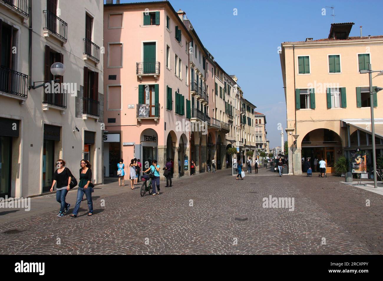 PADOVA, ITALIA - 17 SETTEMBRE 2009: Vista sulla strada di Piazza Cavour a Padova, città principale della regione Veneto. Foto Stock
