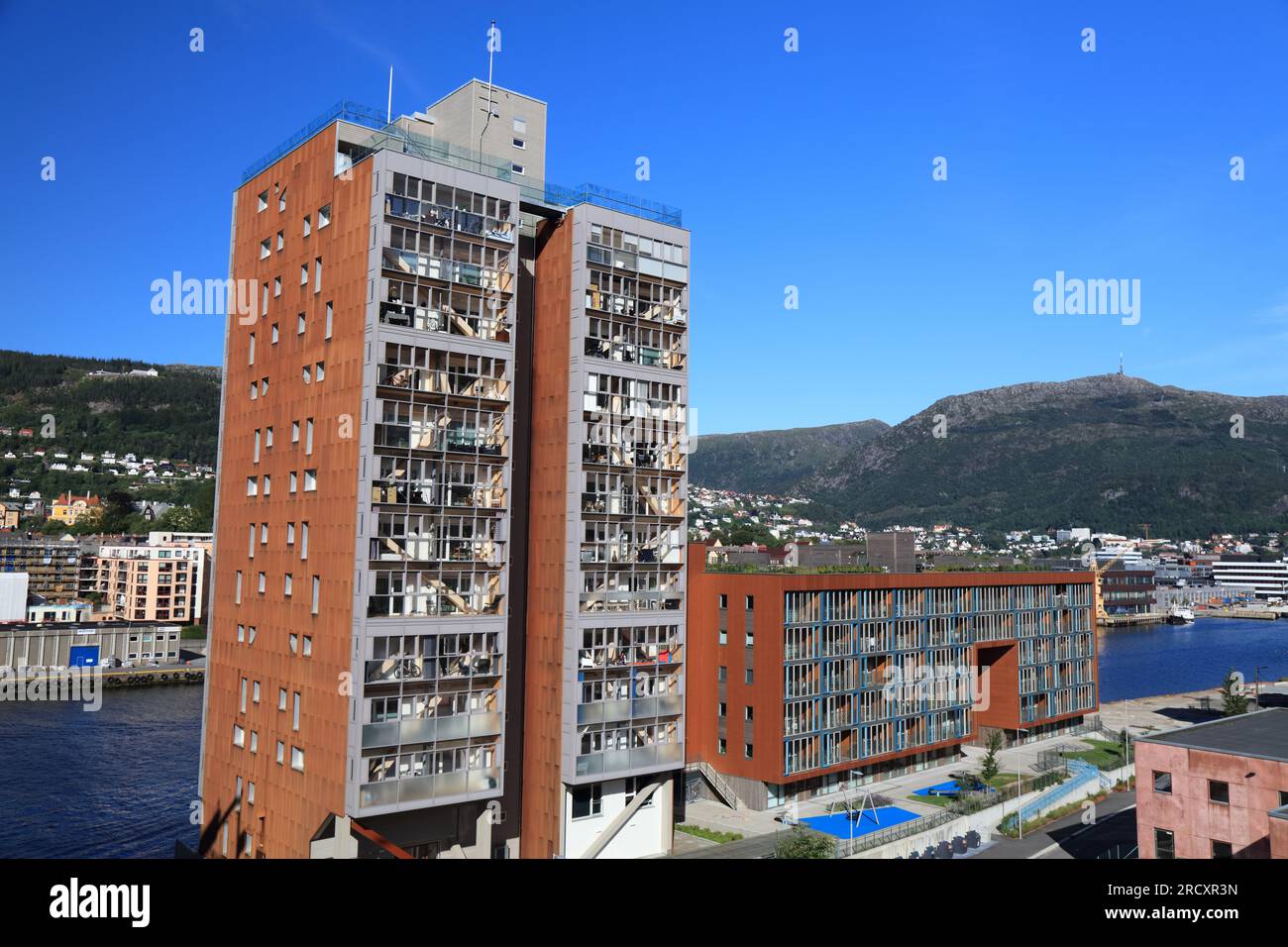 BERGEN, NORVEGIA - 23 LUGLIO 2020: Edificio residenziale sostenibile Treet a Bergen, Norvegia. Treet è diventato famoso essendo uno dei più alti in legno Foto Stock