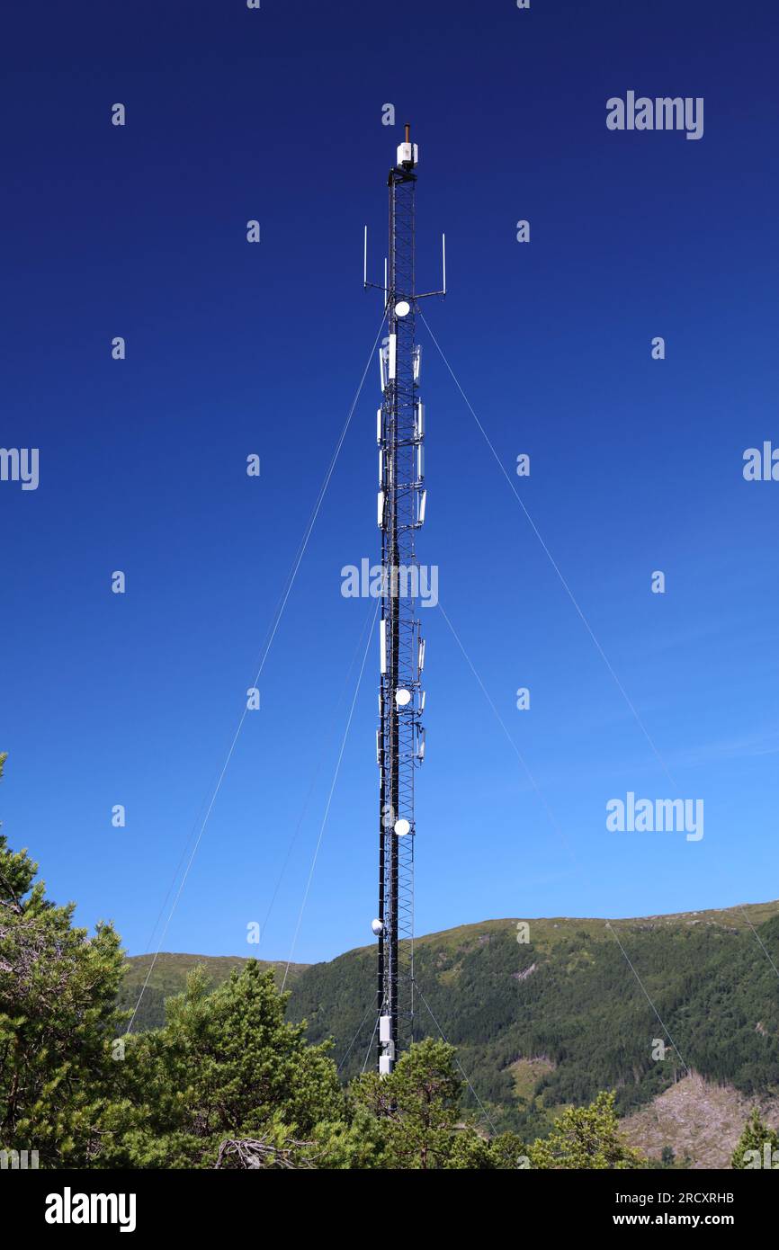 Stazione base per telecomunicazioni in Norvegia. Antenne del settore della torre cellulare. Apparecchiature di trasmissione 5G mobili. Foto Stock