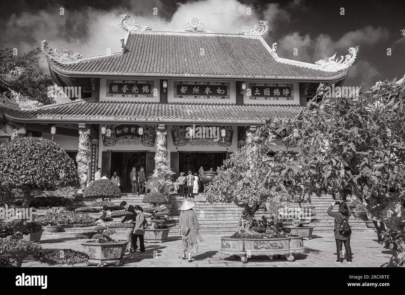 Turisti vietnamiti e stranieri visitano la pagoda buddista Ling Ung Bai Buc a Son tra, Danang, Vietnam. Foto Stock