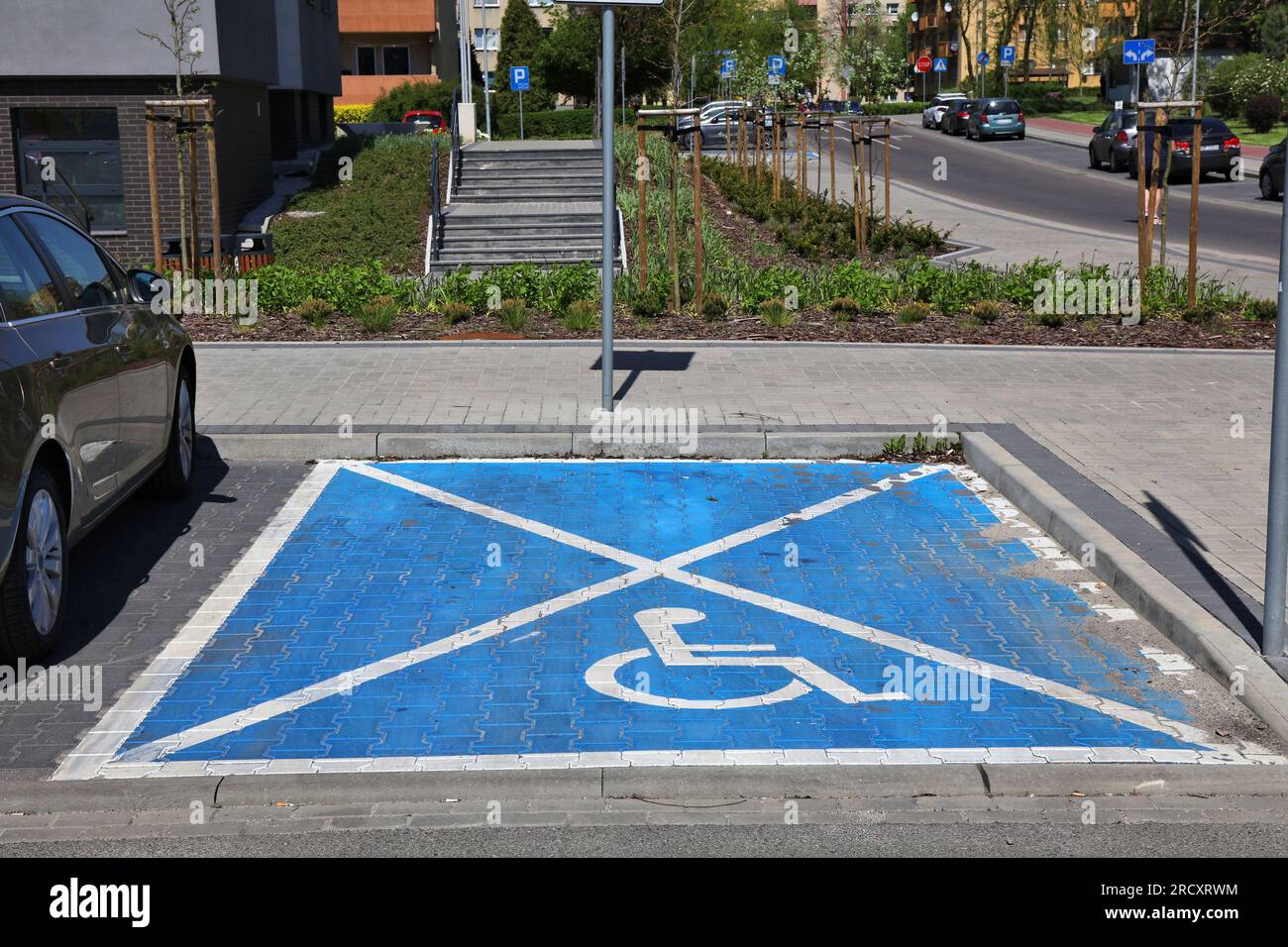 Parcheggio accessibile con sedia a rotelle. Parcheggio per disabili in strada a Knurow, Polonia. Foto Stock
