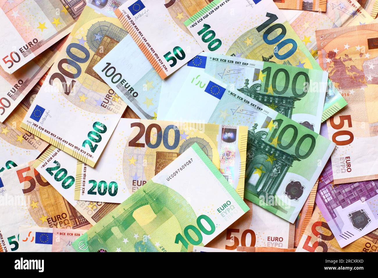 Banconote in euro contesto. Tessitura europea di carta moneta con fatture da 50, 100 e 200 euro. Foto Stock