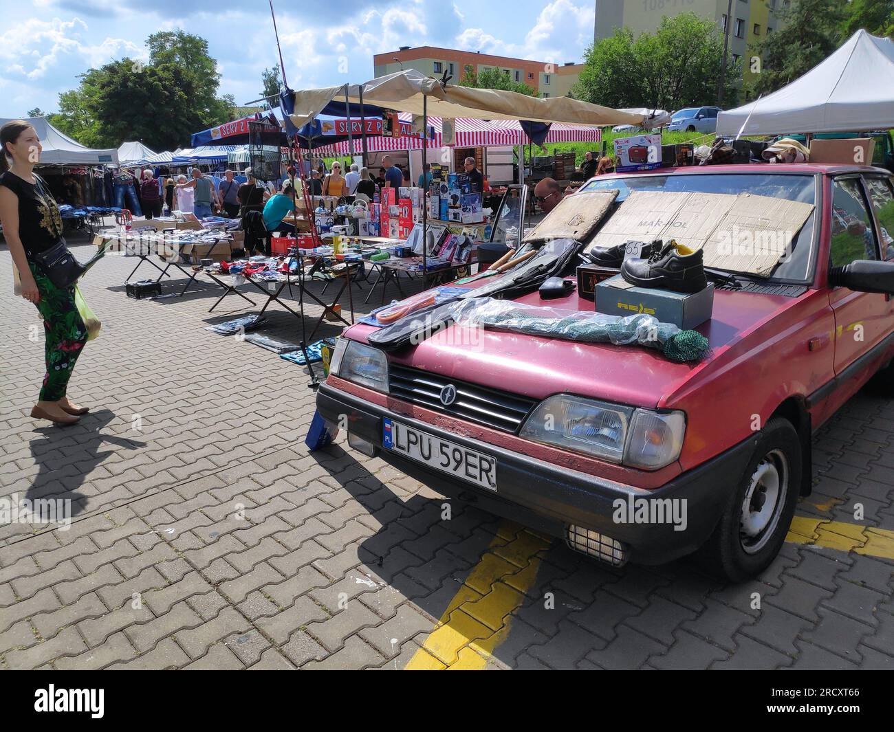 RADZIONKOW, POLONIA - 21 AGOSTO 2021: La gente visita il mercato di Radzionkow. Questo mercato bisettimanale è ben conosciuto in tutta la regione dell'alta Slesia. Foto Stock