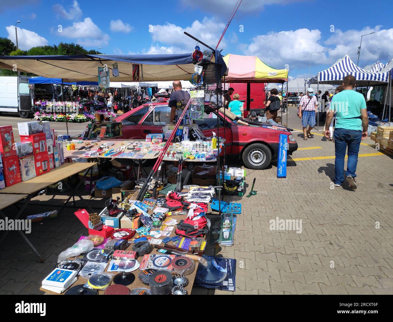 RADZIONKOW, POLONIA - 21 AGOSTO 2021: La gente visita il mercato di Radzionkow. Questo mercato bisettimanale è ben conosciuto in tutta la regione dell'alta Slesia. Foto Stock