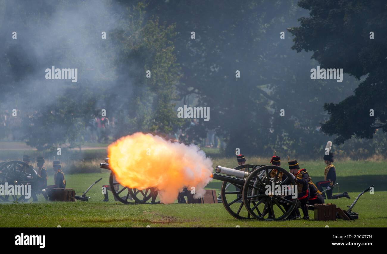 Green Park, Londra, Regno Unito. 17 luglio 2023. La King's Troop Royal Horse Artillery spara una 41 Gun Royal salute a mezzogiorno con la musica della Band of the Coldstream Guards per celebrare il compleanno di sua Maestà la Regina. Questo è il primo saluto formale di compleanno per sua Maestà la Regina Camilla da quando è diventata Regina. Crediti: Malcolm Park/Alamy Live News Foto Stock