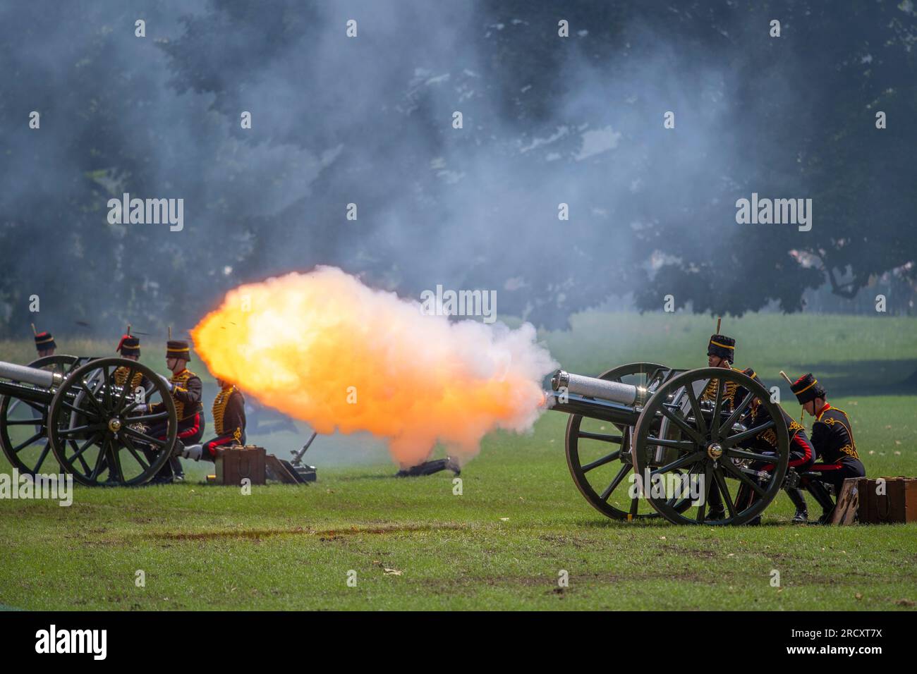 Green Park, Londra, Regno Unito. 17 luglio 2023. La King's Troop Royal Horse Artillery spara una 41 Gun Royal salute a mezzogiorno con la musica della Band of the Coldstream Guards per celebrare il compleanno di sua Maestà la Regina. Questo è il primo saluto formale di compleanno per sua Maestà la Regina Camilla da quando è diventata Regina. Crediti: Malcolm Park/Alamy Live News Foto Stock