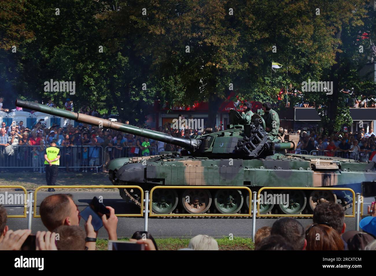 KATOWICE, POLONIA - 15 AGOSTO 2019: La gente visita la parata per la giornata delle forze armate (in polacco: Swieto Wojska Polskiego) a Katowice. PT-91 - disp. Serbatoio Twardy Foto Stock