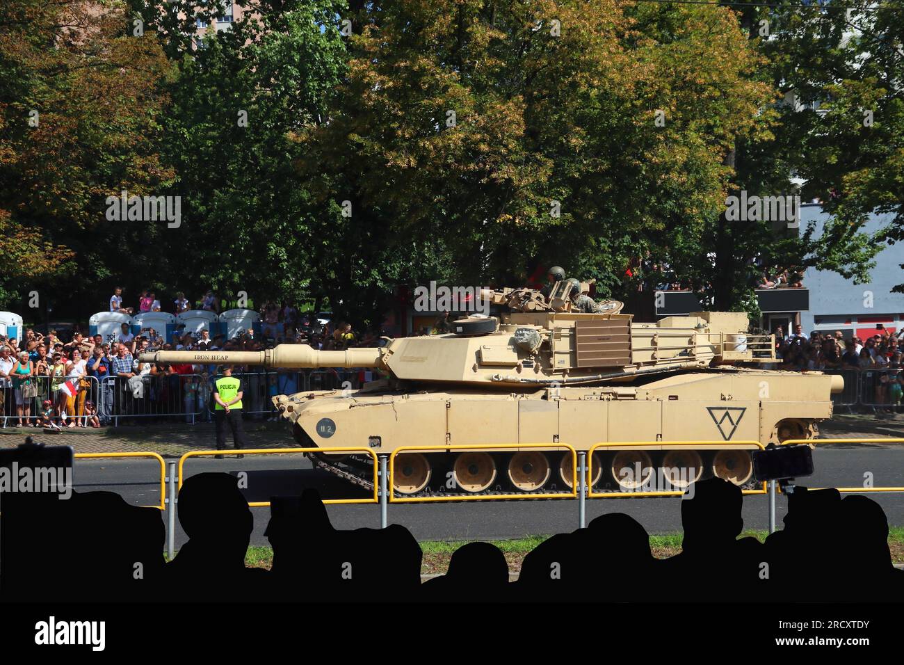 KATOWICE, POLONIA - 15 AGOSTO 2019: People visit the Parade for Armed Forces Day (polacco: Swieto Wojska Polskiego) a Katowice, Polonia. M1 serbatoio Abrams Foto Stock