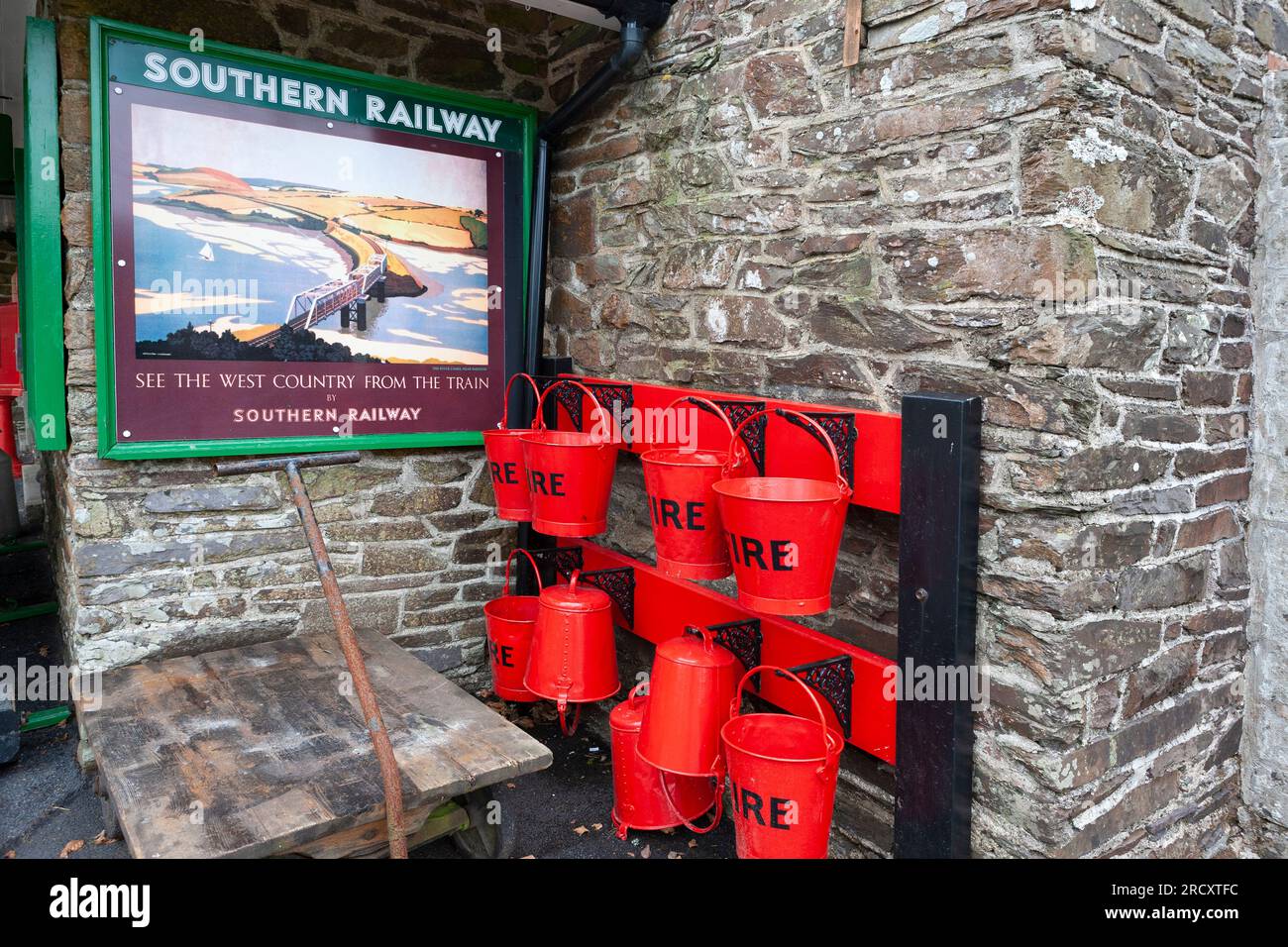 Firebuckets e poster vintage della Southern Railway: Stazione di Woody Bay, Lynton and Barnstaple Railway, Devon, Regno Unito Foto Stock