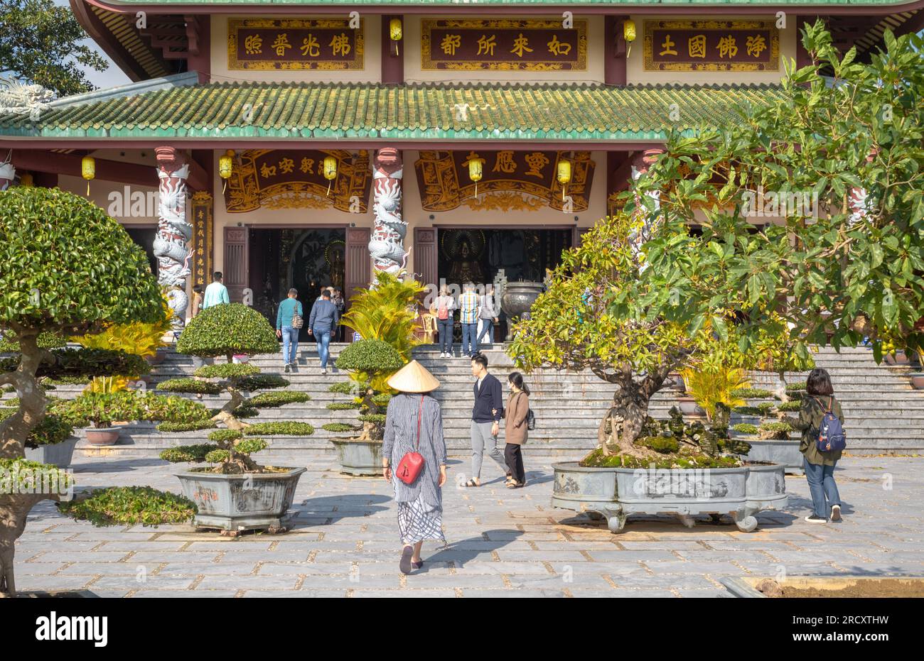 Turisti vietnamiti e stranieri visitano la pagoda buddista Ling Ung Bai Buc a Son tra, Danang, Vietnam. Foto Stock