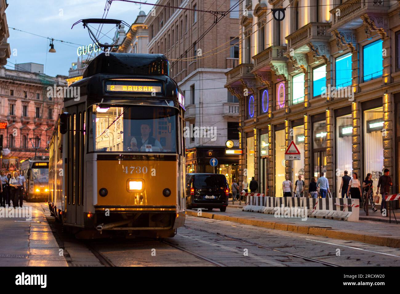 Primo piano di un tram d'epoca all'ora blu - Milano, Italia Foto Stock