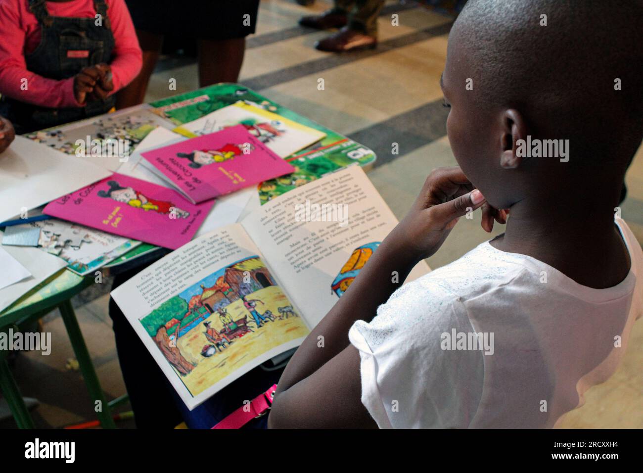 Un giovane lettore gabonese legge un libro durante la celebrazione della giornata internazionale dello scrittore africano alla Maison Georges Rawiri di Libreville, il 7 novembre 2016 Foto Stock