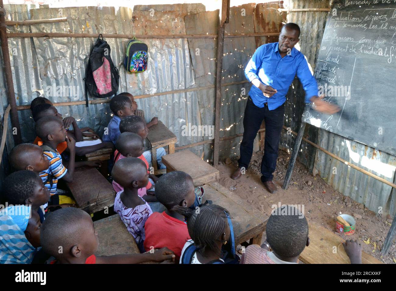 Insegnante maliano che dà una lezione ai suoi giovani studenti in una classe improvvisata di una scuola privata a Sikoroni, un distretto di Bamako, il 2 gennaio 2018 Foto Stock