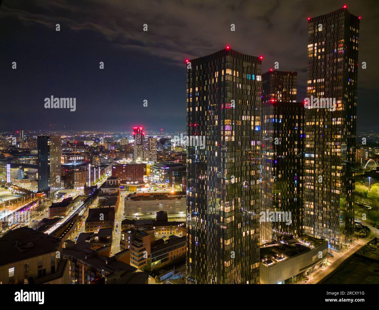 La torre di Deansgate Square blocca grattacieli di notte, nel centro di Manchester, in Inghilterra Foto Stock