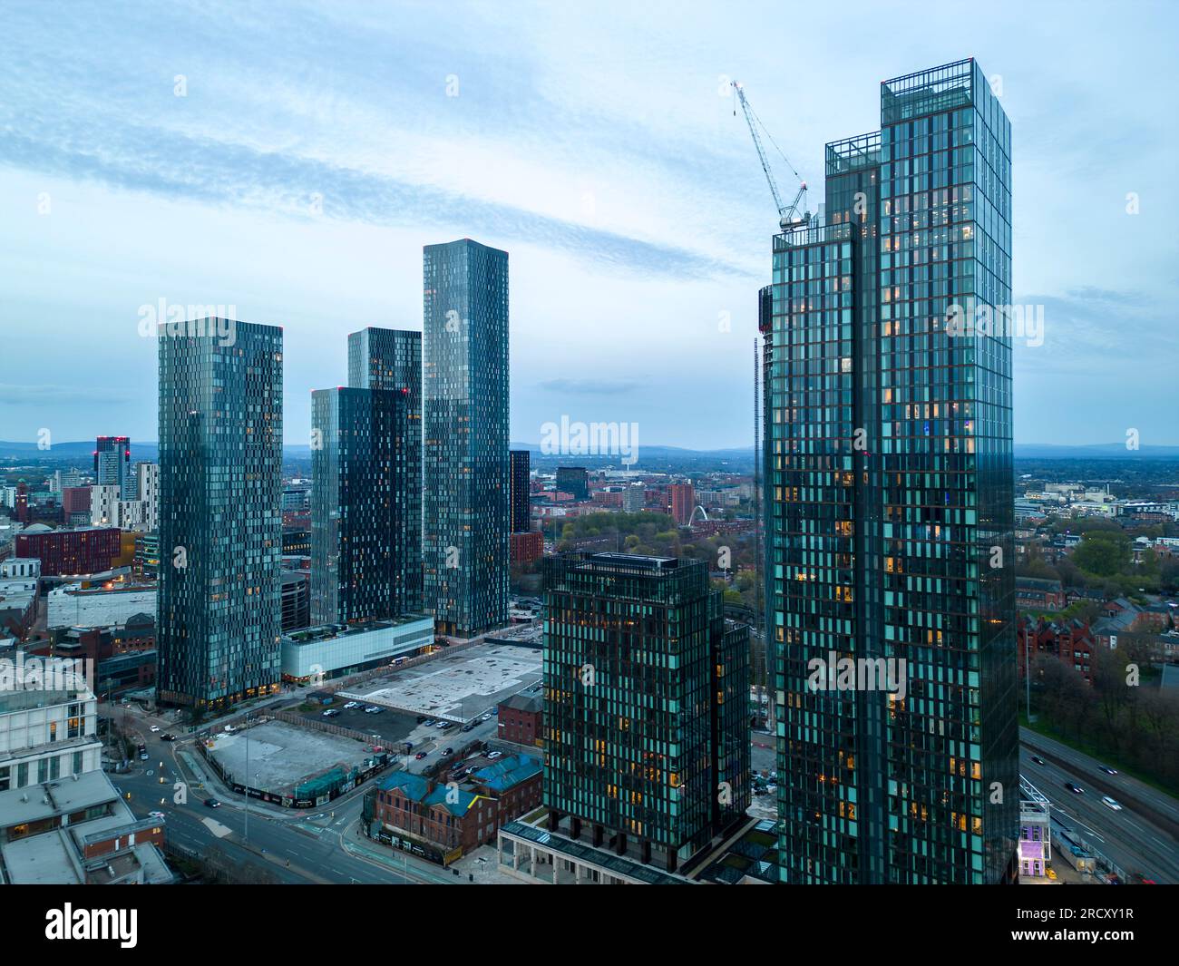 Deansgate Square e Elizabeth Tower di notte, centro di Manchester, Inghilterra Foto Stock