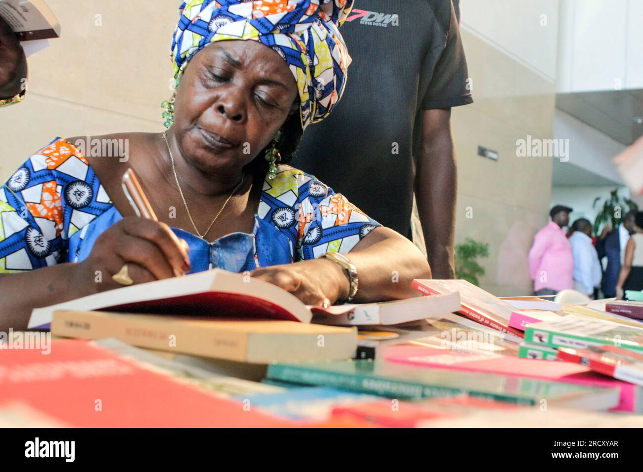 Honorine Ngou, scrittrice gabonese che dedica uno dei suoi libri durante la celebrazione della giornata internazionale dello scrittore africano alla Maison Georges Rawiri di Libreville, il 7 novembre 2016 Foto Stock