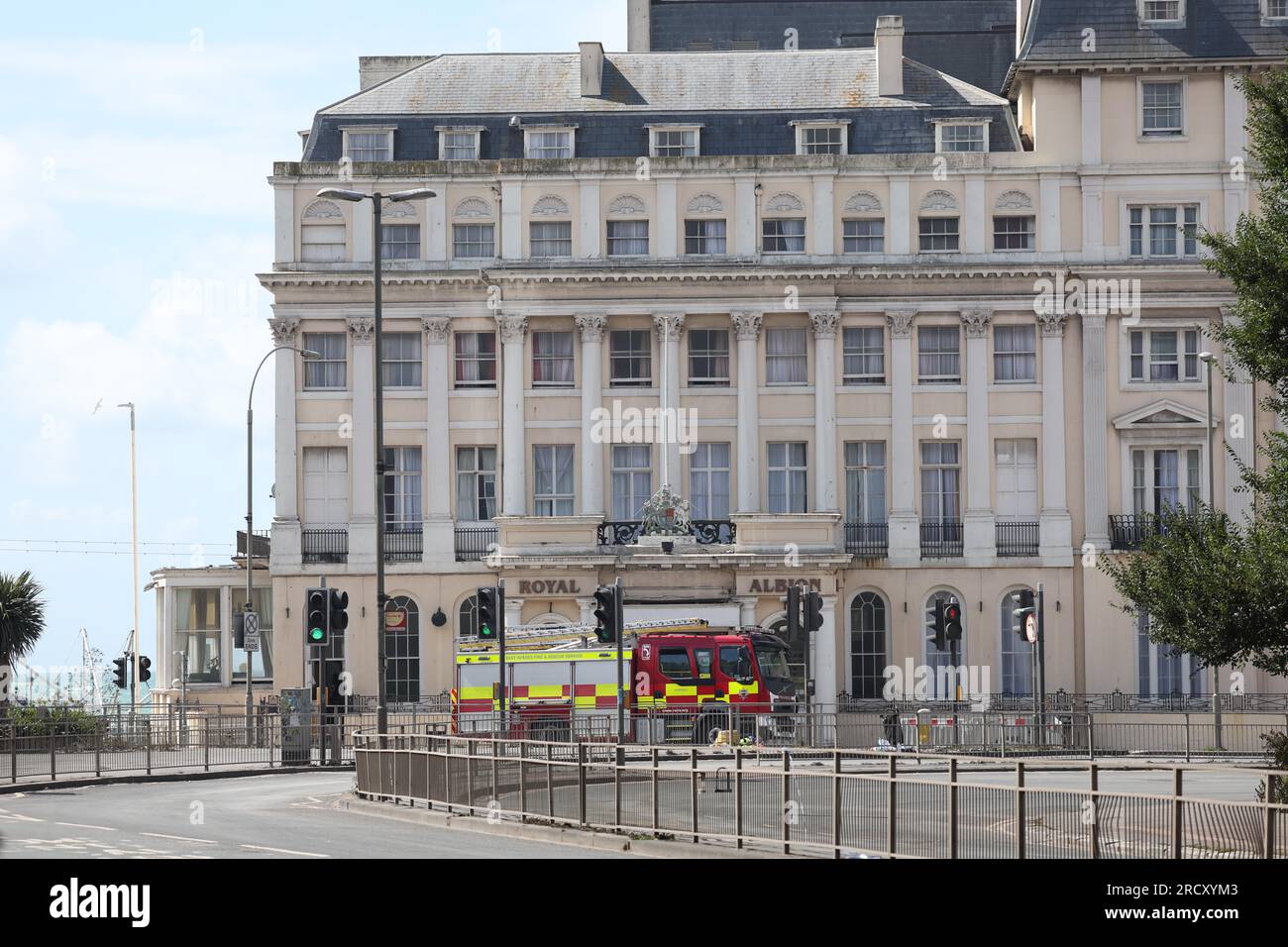 Brighton, Regno Unito. 17 luglio 2023. Servizi antincendio e di soccorso fuori dal Royal Albion Hotel oggi, parte della facciata dell'hotel, risalente a 197 anni fa, dovrebbe essere abbattuta. Crediti: James Boardman/Alamy Live News Foto Stock